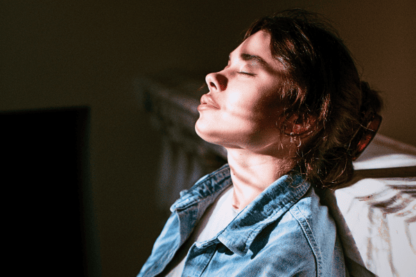 Quando sentir demais cansa, mas não sentir também machuca